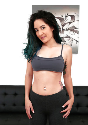 18 year old girl sexys her sisters boyfriend and sends her the selfie as proof